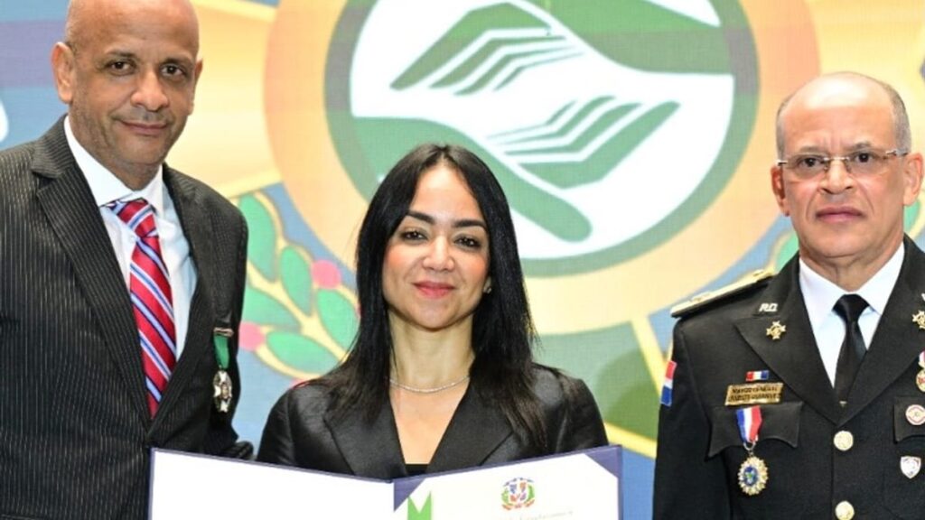 El macrotema de la seguridad: el director del COE, condecorado con la Medalla al Mérito Policial